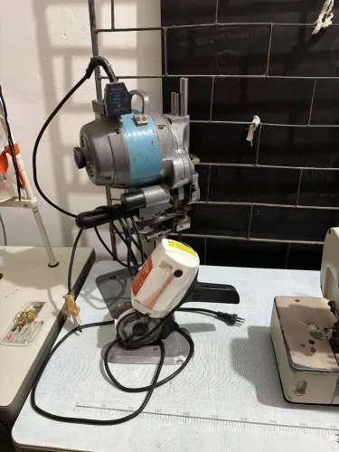 máquina de corte de tecido tipo faca vertical Sun Special e a máquina pequena Stamark