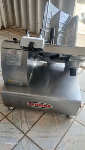 Fatiadeira de queijo automática moderna