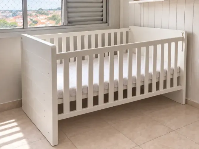 Berço americano branco que vira caminha
