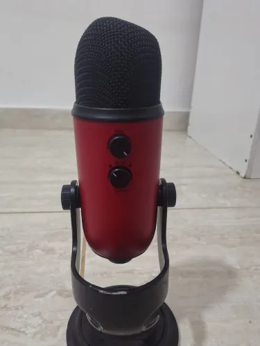 Blue Yeti Vermelho - Microfone USB para Streaming/Gravação