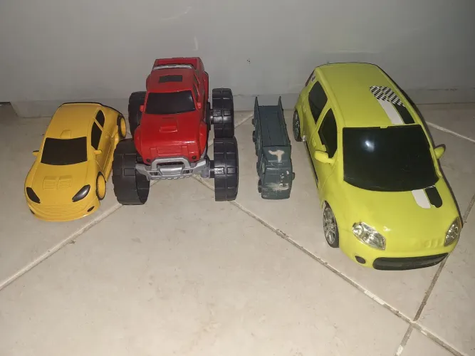4 Carrros infantl em ótimo estado. Lote. 