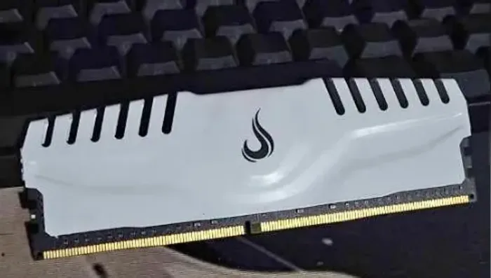Memória RAM 32GB DDR4 Rise Mode Z 3200MHz (Branca) - Seminova