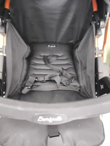 Carrinho de Bebê Burigotto Rio K com Bebê Conforto