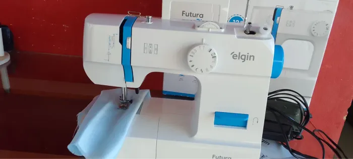 Máquina de costura novinha.