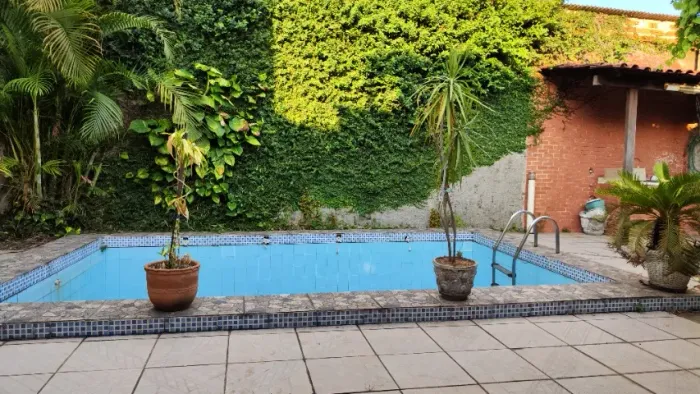 Alugo casa com piscina no Jardim Tropical