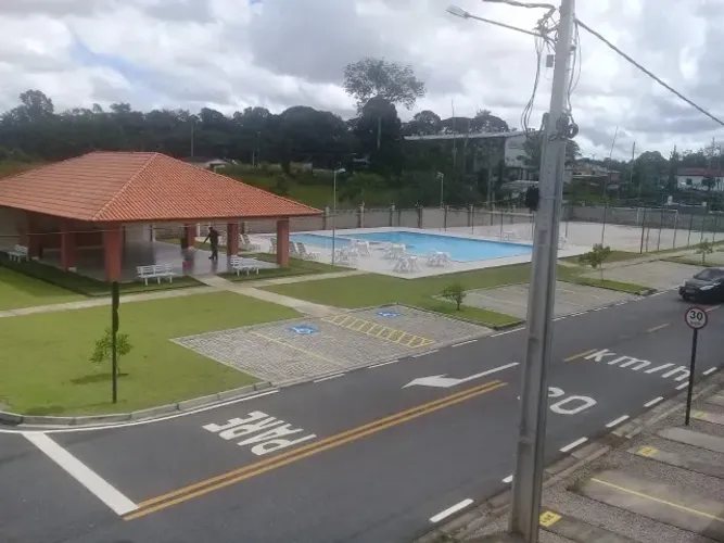Largo Verona na Mario Covas frente ao conj. satélite, terreo com quintal e varanda R$ 1.95