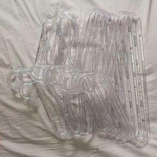 21 cabides plásticos transparentes