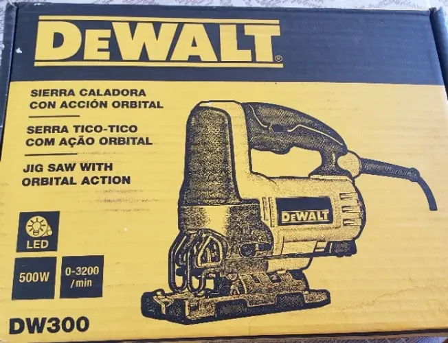 Serra tico-tico DeWalt, modelo DW300, 500W