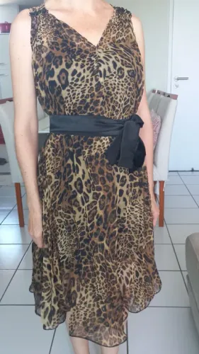 Vestido crepe fino, estampa onça com faixa preta em cetim, tamanho P
