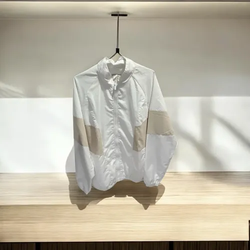 Corta-vento bege e branco Riachuelo