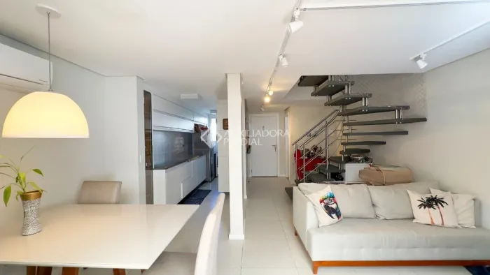Casa de 2 suítes em condomínio fechado à 250 metros do mar