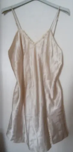 camisola curta alça cetim bege