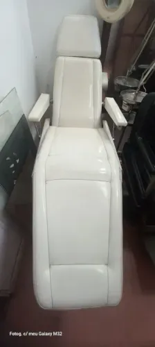 Cadeira de estética branca bem usada