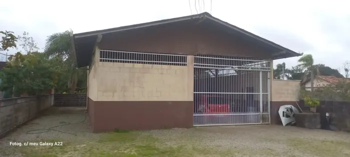 Aluga-se galpão 200m2 com kitnet na praia Ervino