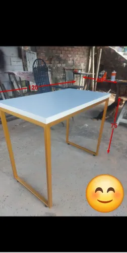 Mesa de escritório com design moderno