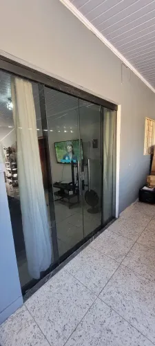 Linda Porta 2,00m x 2,10m na cor Fumê, instalado. Nova
