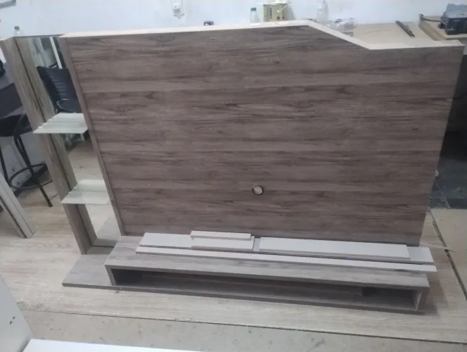 Painel para TV com prateleiras e rack