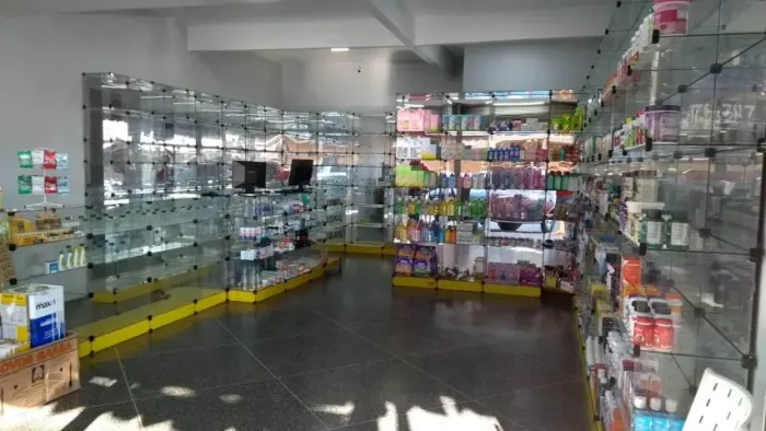 Prateleiras de vidro para drogaria usada