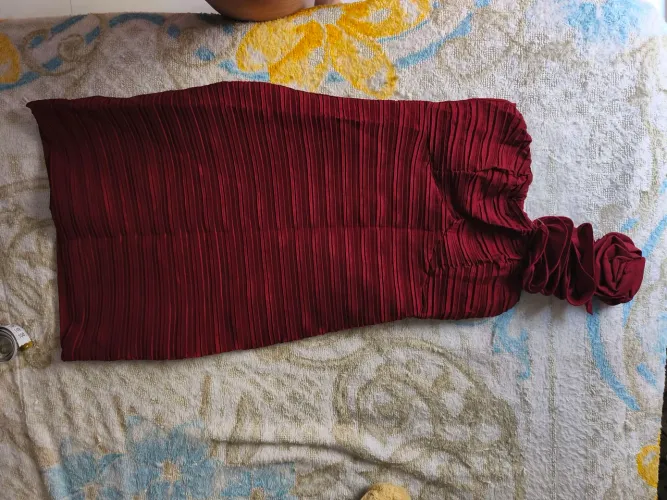 Vestido Vermelho Elegante com detalhe floral