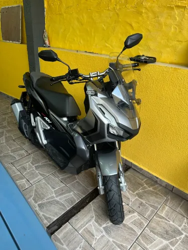 Honda ADV 2023 em estado de nova com apenas 7.800 km .