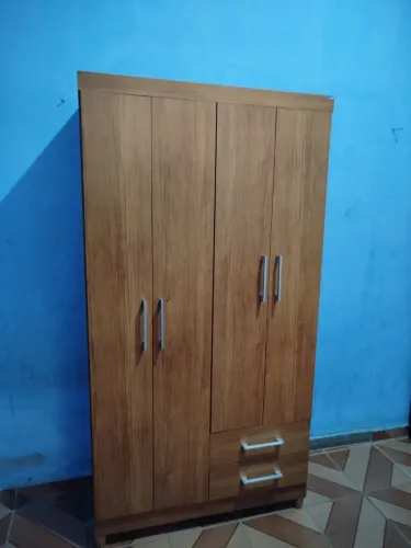 Guarda-Roupa Amadeirado 4 Portas com 2 Gavetas