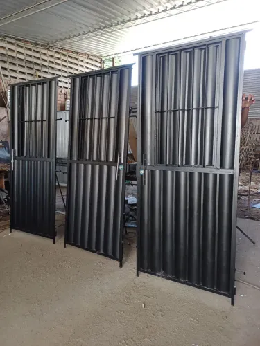 O sucesso porta/portao .normal 210/80 valor 1050 . E o reforçado 210/80 valor 1200..