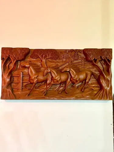 Escultura de madeira de cavalos