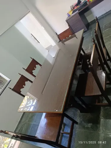 Conjunto de Mesa e cadeiras em madeira IMBUIA, 6 cadeiras e tampo de vidro