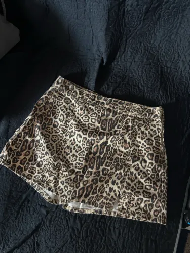 shorts saia oncinha 