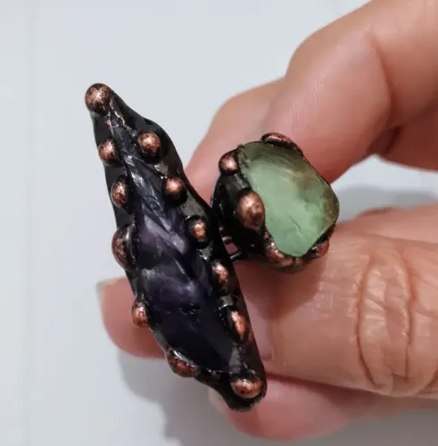 Anel duplo, ametista e fluorita verde.
