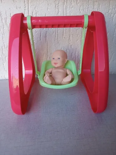 Balanço de Boneca com boneca para Brincar