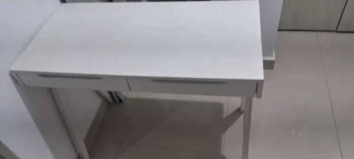 Escrivaninha branca