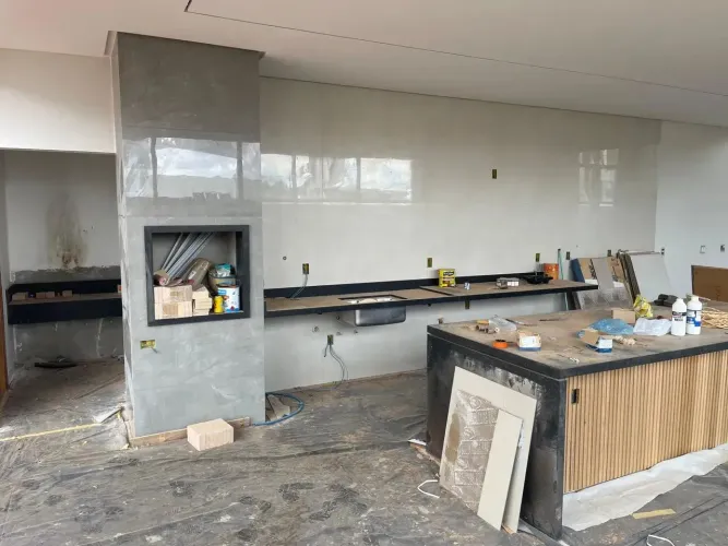 Linda casa no Belas Artes, 4 suítes, sendo uma máster com hidro e closed, piscina