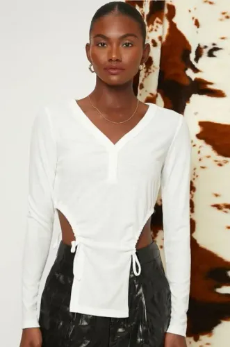 Camiseta branca/gelo com detalhe de amarração