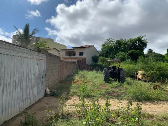 Vendo em Vitória da Conquista lote com 1643,53m²
