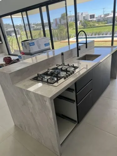 Instalado de bancada de mármore e granito