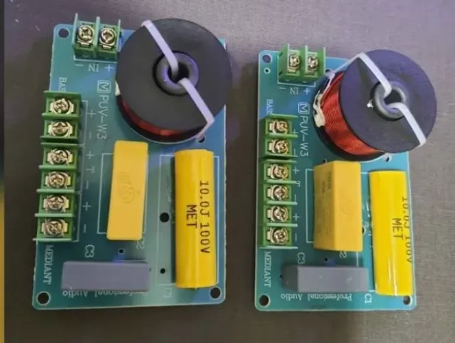 2 crossovers de 3 vias (agudo, médio e grave) 200w