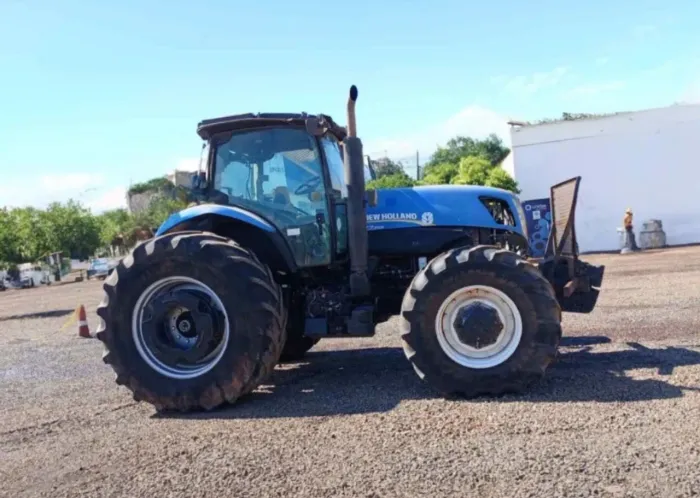 Trator New Holland T7 ano 2014, 4x4, com 25.560 horas, em SP