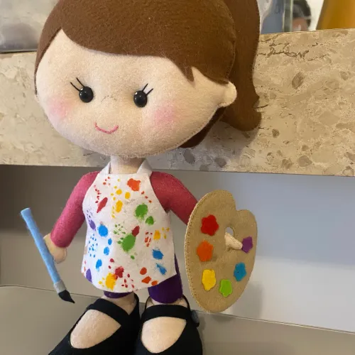 Boneca pintando o sete em feltro 