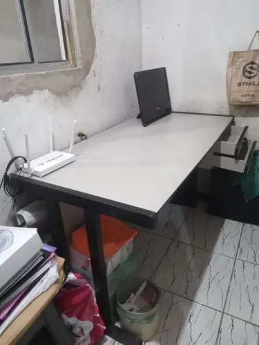 Mesa de Escritório com Gaveteiro