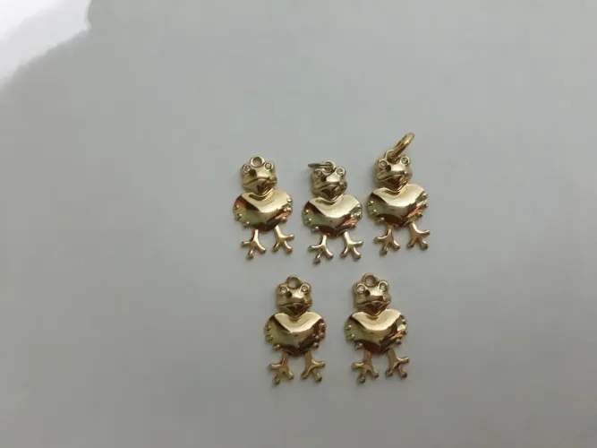 Kit com 5 pingentes: 5 sapinhos Dourados 