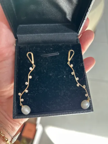 Brinco de ouro e pérolas e cristais.