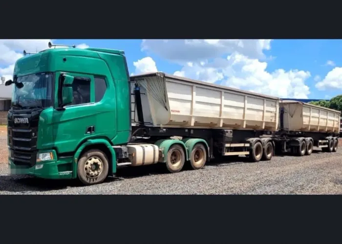 SCÂNIA R 500 engatado na Rodocaçamba 