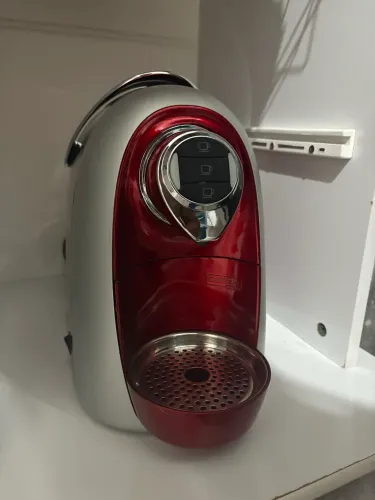 Cafeteira de cápsula três corações 