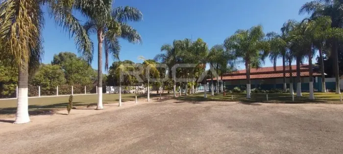 Chácara com piscina e campo de futebol no Varjão, São Carlos