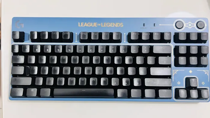 Teclado mecânico Logitech G Pro tem Edition League Of Legends 
