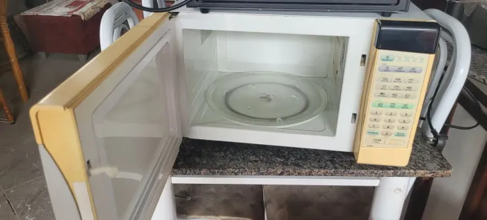 Microondas Eletrolux 28L com armário 