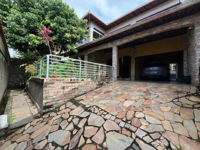 Casa com 03 quartos, suíte e 3 vagas de garagem à venda no Bairro Itaipu-Tirol/BH.