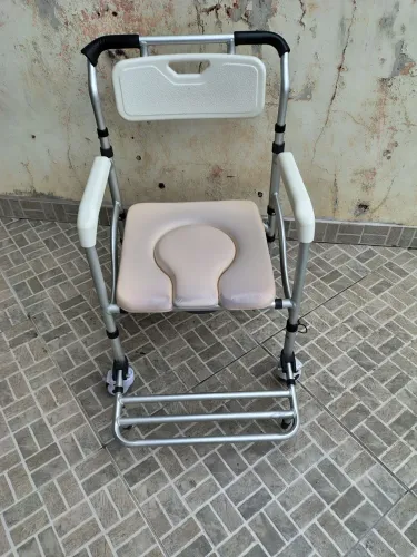 Cadeira de Banho c regulagem de altura em perfeito estado entrego