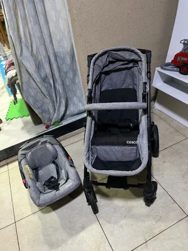 Carrinho de bebê e bebê conforto